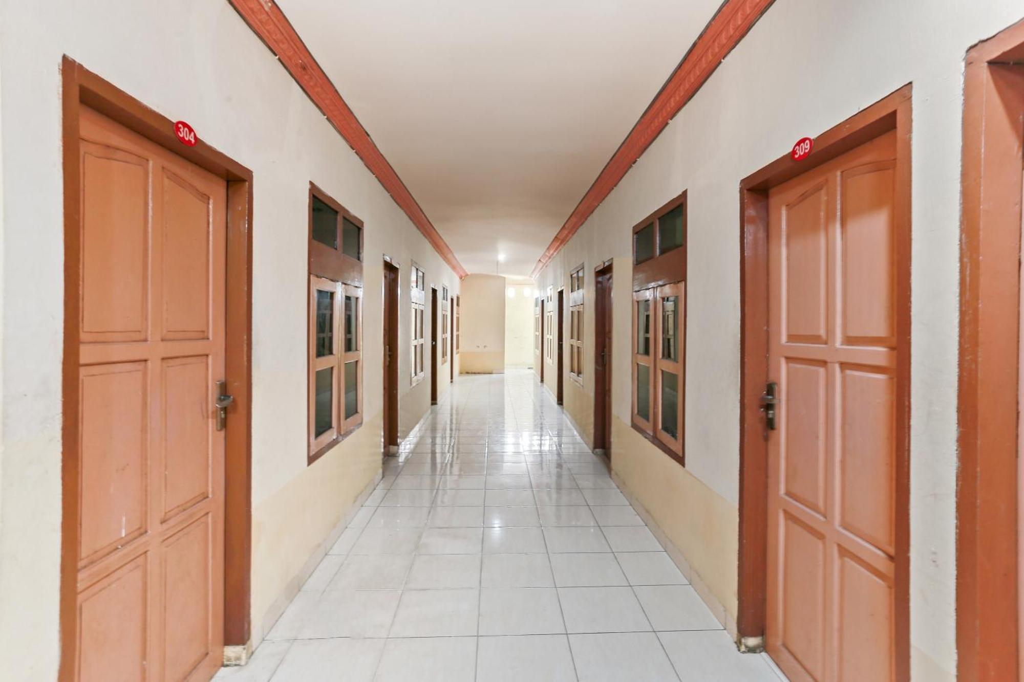 Oyo 93046 Hotel Fortuna Parepare Extérieur photo