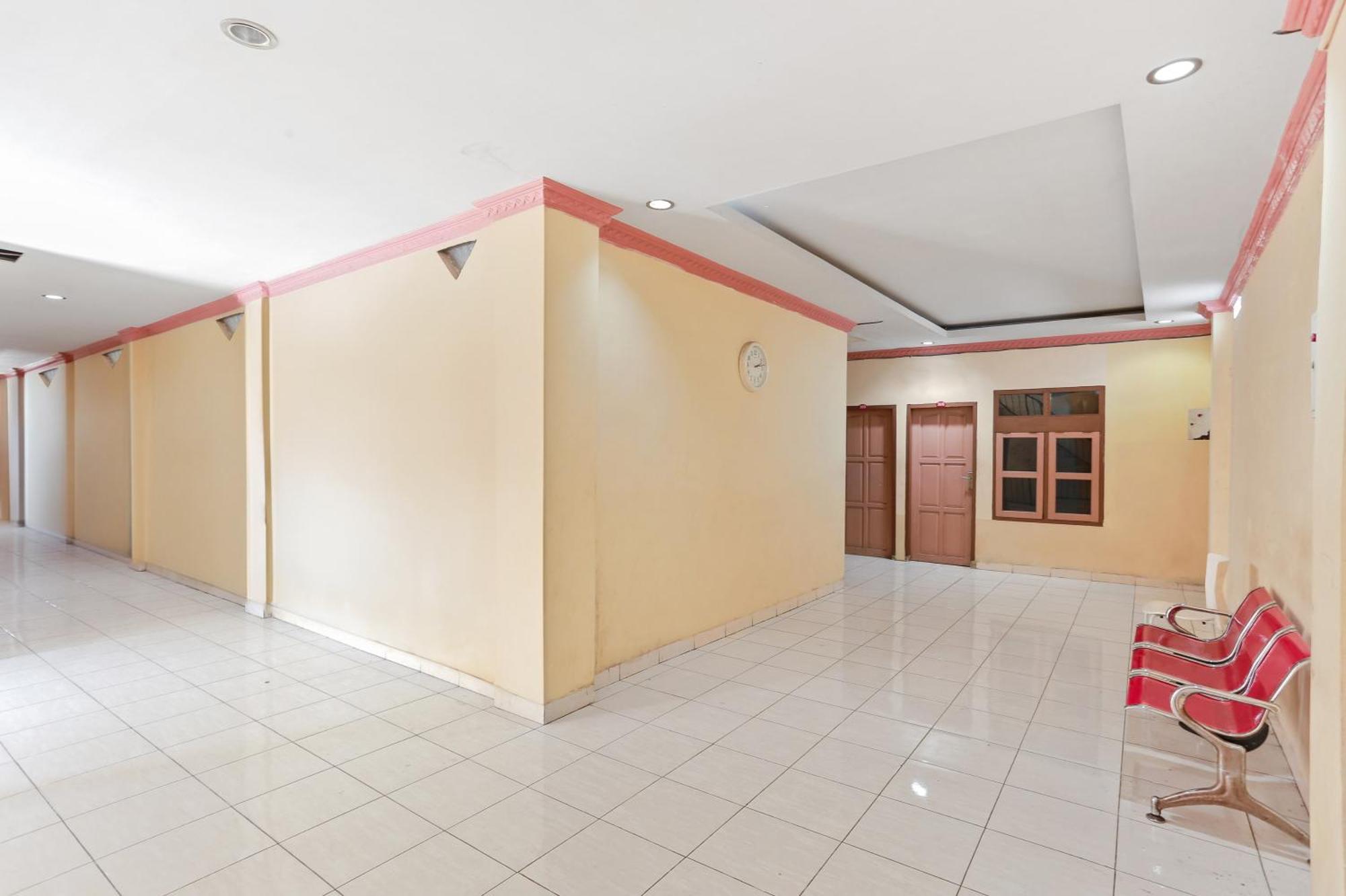 Oyo 93046 Hotel Fortuna Parepare Extérieur photo